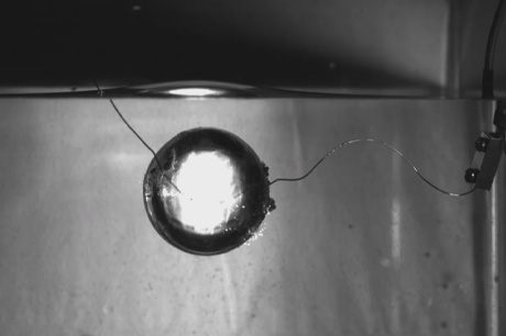 观测水下放电产生的空化现象